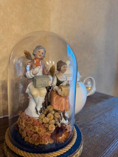 Porseleinen stel onder glazen stolp – vintage decoratie, Huis en Inrichting, Woonaccessoires | Stolpen, Zo goed als nieuw, Ophalen
