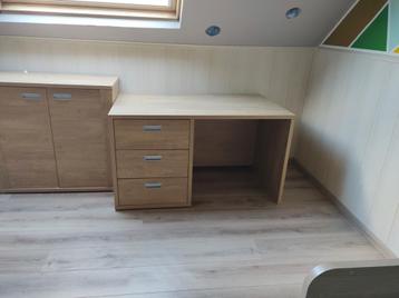 Stevige bureau met drie schuiven   