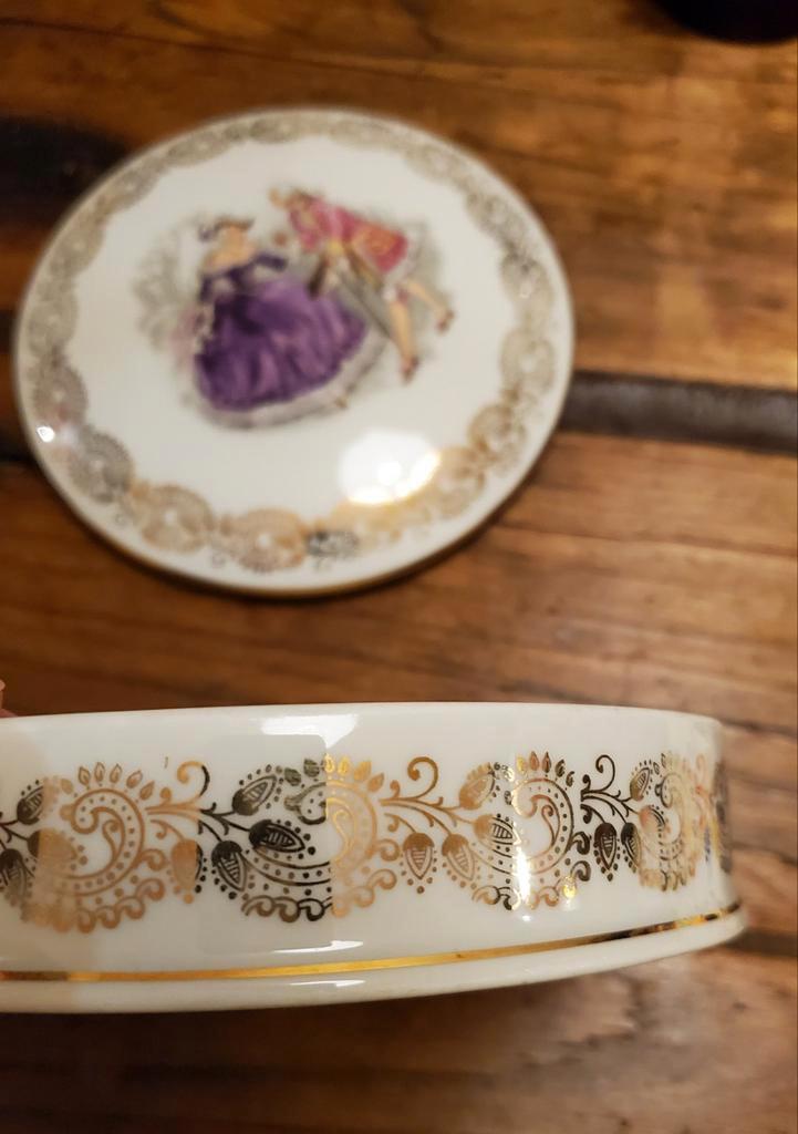 Porseleinen snoepdoos uit Frankrijk, Antiek en Kunst, Antiek | Porselein, Ophalen of Verzenden