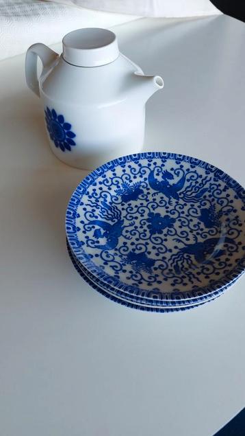 Bleu japonais ensemble d'assiettes et théière  disponible aux enchères