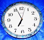 Horloge murale TROPHY ronde bleu marbré, quartz, 25 cm NEUVE, Maison & Meubles, Accessoires pour la Maison | Horloges, Analogique