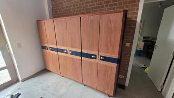 Schoenenkast en kledingkast beschikbaar voor biedingen