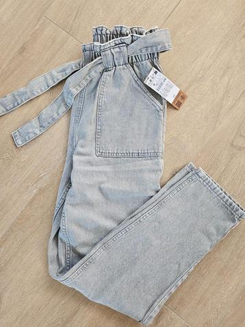 Nieuwe grijze jeans beschikbaar voor biedingen