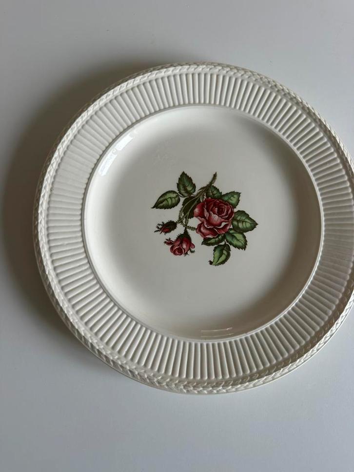 Groot onderbord Wedgwood Moss Rose, Antiek en Kunst, Antiek | Servies los, Ophalen of Verzenden