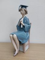 Beeldje van jonge vrouw met diploma - Lladro 5199, Verzamelen, Nieuw, Ophalen of Verzenden