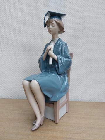 Beeldje van jonge vrouw met diploma - Lladro 5199