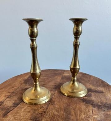 Twee elegante koperen kandelaars beschikbaar voor biedingen