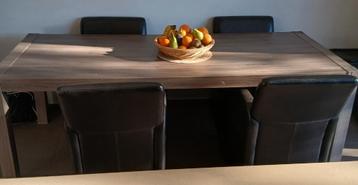 Tafel Met 4 Stoelen In Goede Staat  beschikbaar voor biedingen