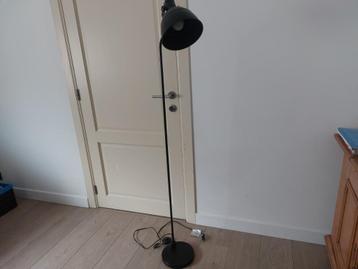 Moderne zwarte staanlamp disponible aux enchères