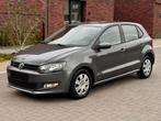 VOLKSWAGEN POLO 1.2i • 1E EIG • DLR ONDERH. • BLANCO GEKEURD, Auto's, Voorwielaandrijving, Euro 5, Stof, Zwart