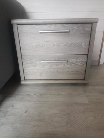 Nachtkastje  beschikbaar voor biedingen