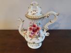 Theepot barokstijl met relief bloemen E.M.D. 175, Ophalen
