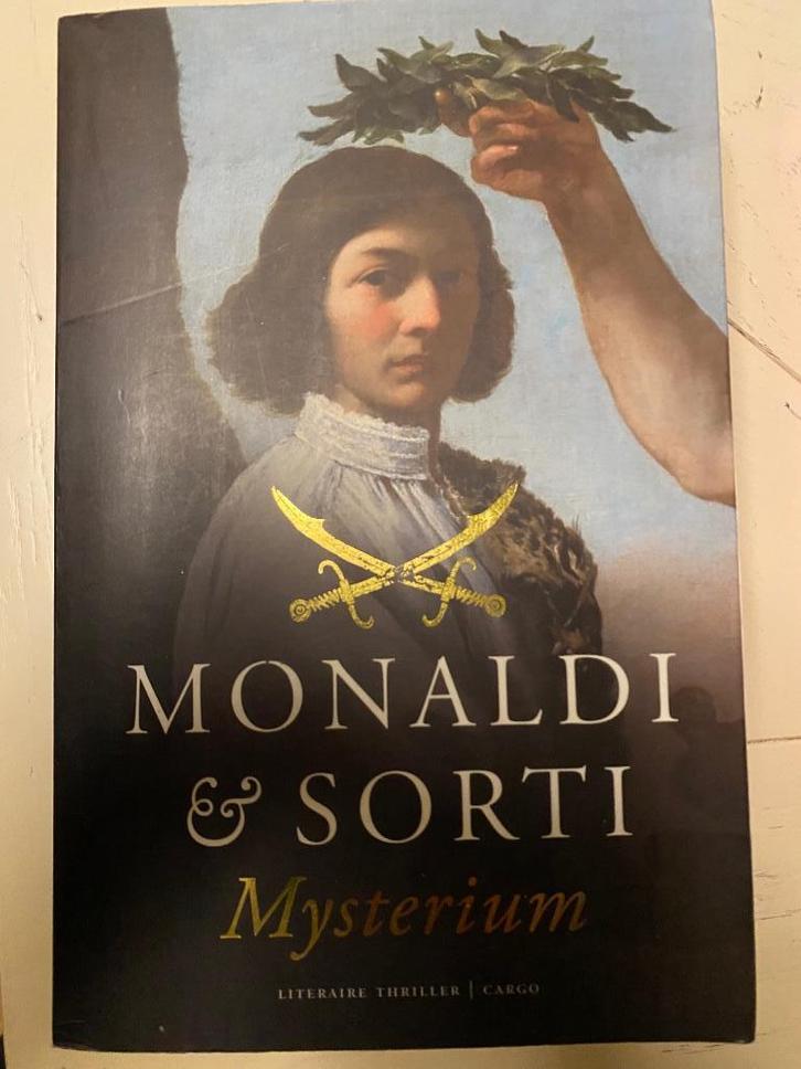 Monaldi en Sorti, MYSTERIUM, Boeken, Thrillers, Zo goed als nieuw, Ophalen of Verzenden