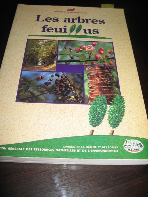 Les arbres feuillus et quelques arbustes. Les plantes ligneu, Livres, Nature, Comme neuf, Fleurs, Plantes et Arbres, Enlèvement ou Envoi