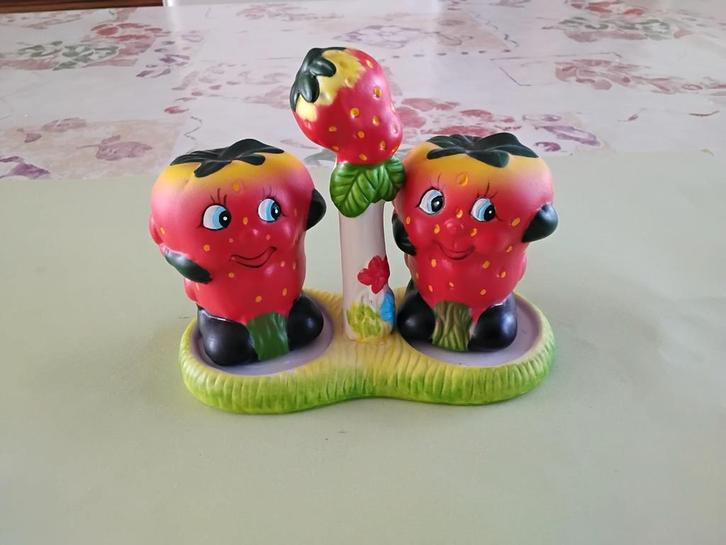 2 Peper en Zoutvaatjes in gekleurd biscuit, Huis en Inrichting, Keuken | Servies, Nieuw, Ophalen