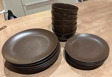 Set borden en kommen  beschikbaar voor biedingen
