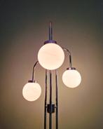 Vloerlamp in verchroomd metaal en opaline globe, 1970, Ophalen
