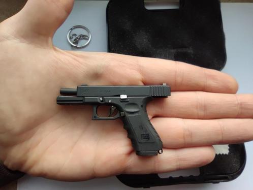 ② Porte-clé pistolet miniature Glock 17 échelle 1:3 — Porte-clés — 2ememain