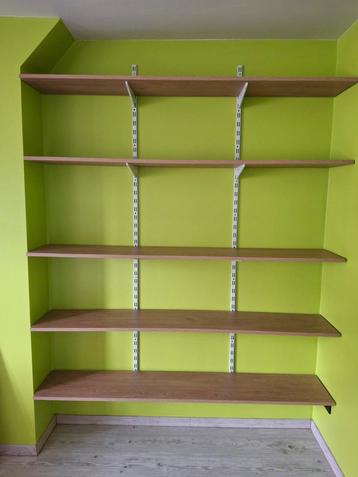 Wandrails met dragers en houten planken. 200cm x 167 cm beschikbaar voor biedingen