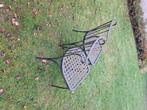 2 smeedijzeren tuin- of terrasstoelen, Tuin en Terras, Ophalen, Gebruikt, Metaal, Stapelbaar