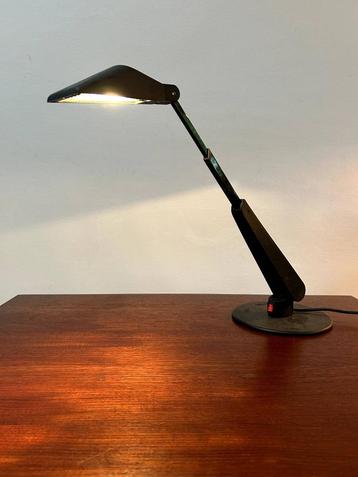 Prachtige 80s design Oluce lamp  beschikbaar voor biedingen