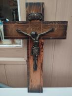 Een antiek kruis met Jezus Christus eraan genageld kleur bru, Ophalen