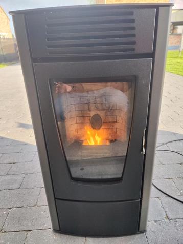 Mooie pelletkachel RED. 6kw in nieuwstaat, Huis en Inrichting, Ophalen, Zo goed als nieuw, Pelletkachel