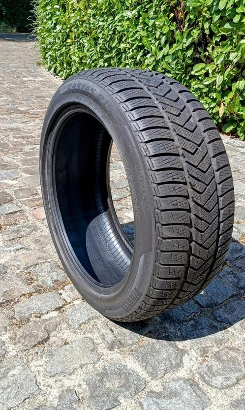 Pneu d'hiver Pirelli 245/45 R19 102V R+S presque neuf, Autos : Pièces & Accessoires, Pneus & Jantes, Pneu(s), Pneus hiver, 19 pouces