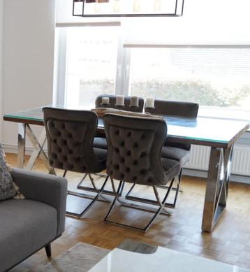Houten eettafel met 4 stoelen beschikbaar voor biedingen