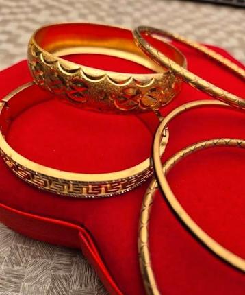 Vergulde mooie armbanden in perfecte staat  beschikbaar voor biedingen