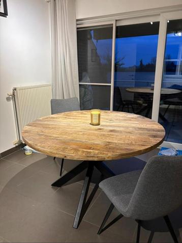 ronde tafel  beschikbaar voor biedingen