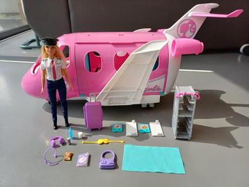 Barbie droomvliegtuig met piloot-Barbie en accessoires