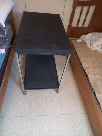 Serveertafeltje beschikbaar voor biedingen