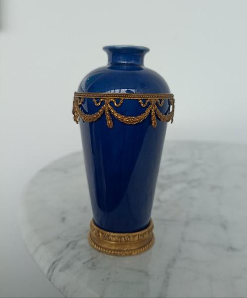 Kleine vaas van porselein en brons, Bleu de Sèvres, 19e eeuw, Antiek en Kunst, Antiek | Vazen, Ophalen of Verzenden