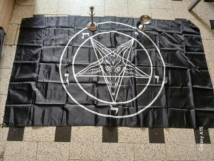 Drapeau pentagramme avec calice et chandeliers, Divers, Drapeaux & Banderoles, Comme neuf, Enlèvement ou Envoi