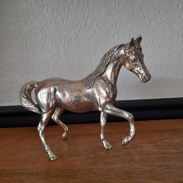 Paard uit ijzer. beschikbaar voor biedingen