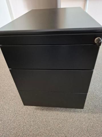 Zwart klein rolkastje voor onder bureau beschikbaar voor biedingen
