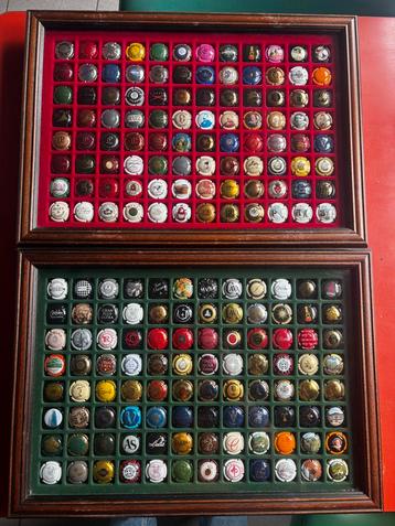 2 verzamelboxen met champagne- en cava-musettes beschikbaar voor biedingen