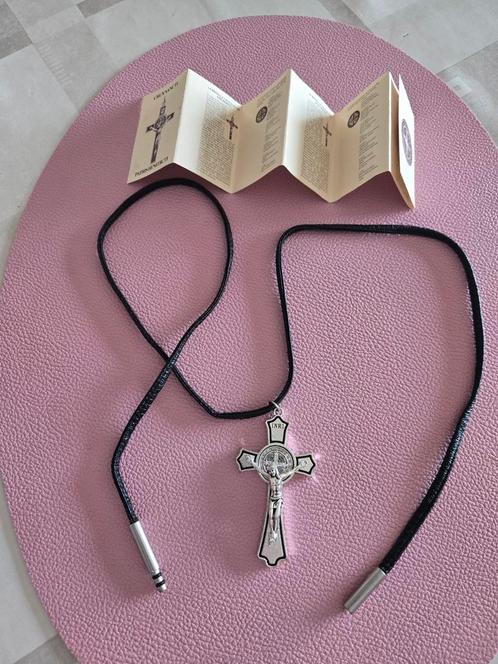 Kristus kruis aan voorkant en Sint Benoit aan achterkant met, Handtassen en Accessoires, Kettingen, Nieuw, Ophalen of Verzenden