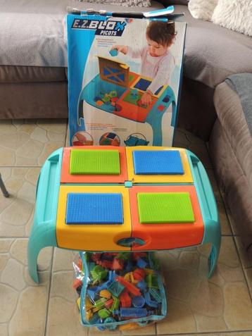 Table d'activité avec briques à picots beschikbaar voor biedingen