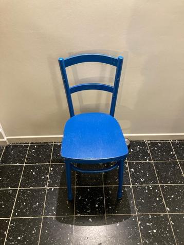 Houten stoel beschikbaar voor biedingen