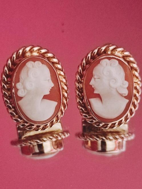 Antieke gouden oorstekers met cameo, Bijoux, Sacs & Beauté, Boucles d'oreilles, Comme neuf, Puces ou Clous, Or, Or, Enlèvement ou Envoi