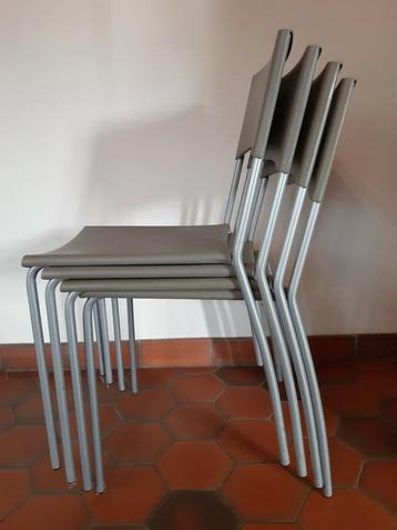 4 stapelbare keukenstoelen beschikbaar voor biedingen