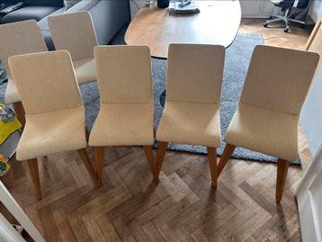 6 eetkamerstoelen van hout en stof beschikbaar voor biedingen