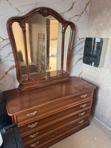 Dressoir met spiegel beschikbaar voor biedingen