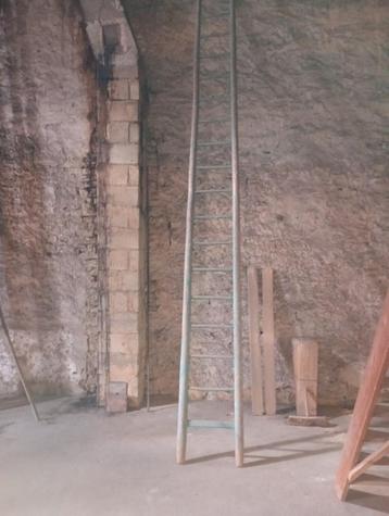 Très anciennes échelles en bois beschikbaar voor biedingen