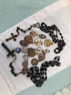 17 kleine medailles en twee paternosters, Verzamelen, Overige typen, Gebruikt, Ophalen of Verzenden, Christendom | Katholiek