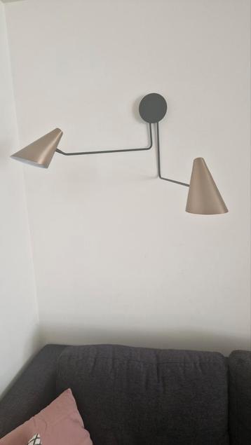 Dimbare wandlamp in zwart en messing met verstelbare armen beschikbaar voor biedingen