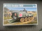 M1133 stryker Mev, Hobby en Vrije tijd, Overige merken, Tank, 1:32 tot 1:50, Nieuw