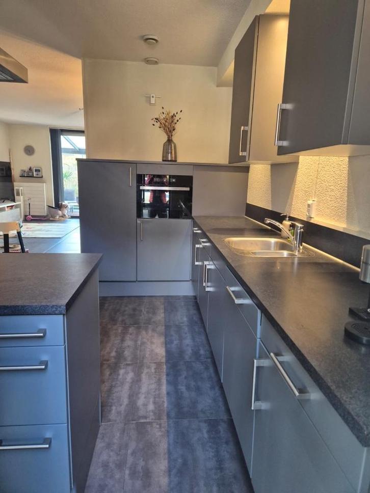 GRIJZE KEUKEN MET KOOKEILAND, Huis en Inrichting, Keuken | Complete keukens, Zo goed als nieuw, Hoekkeuken, Wit, Graniet of Steen